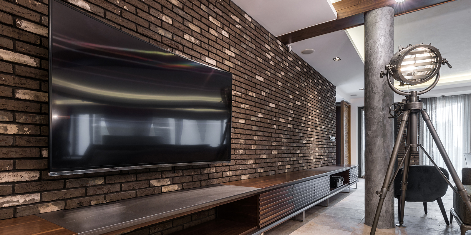 Motorised TV mount